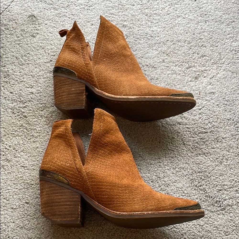 Jeffrey Campbell Brown Textured Women's Ankle Boots - Picture 7 of 11